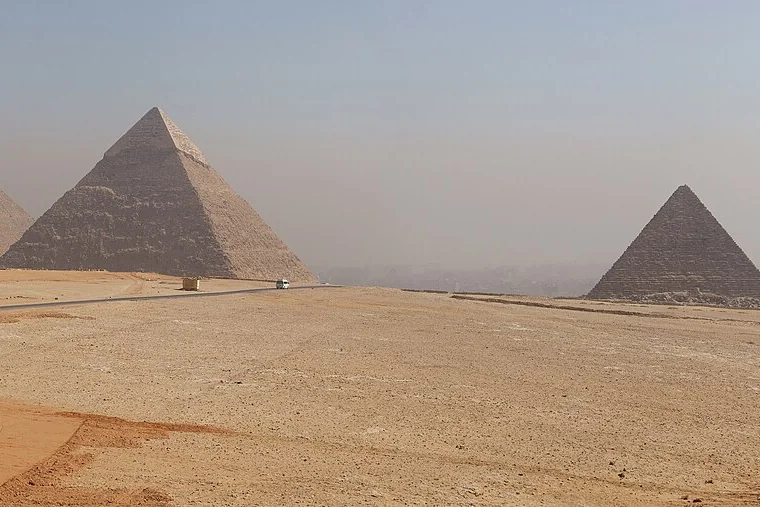Kim tự tháp Giza trên sa mạc Ai Cập
