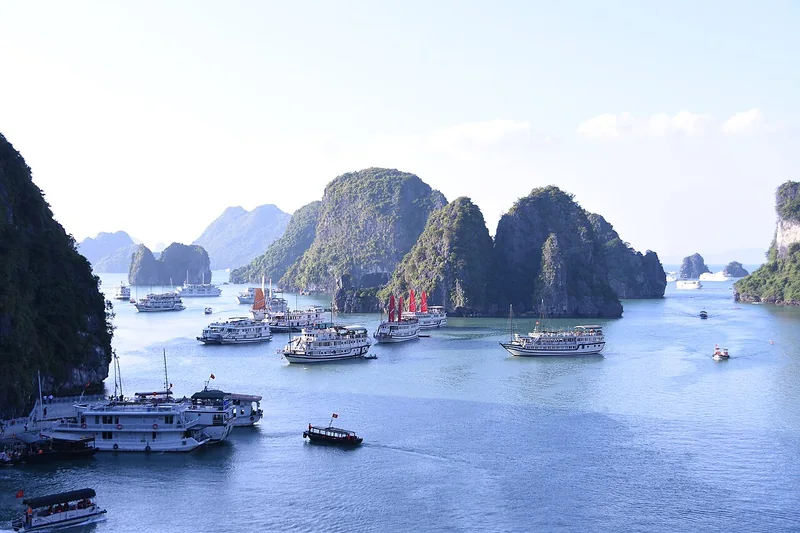 Núi đá và tàu trên vịnh Hạ Long nhìn từ trên cao