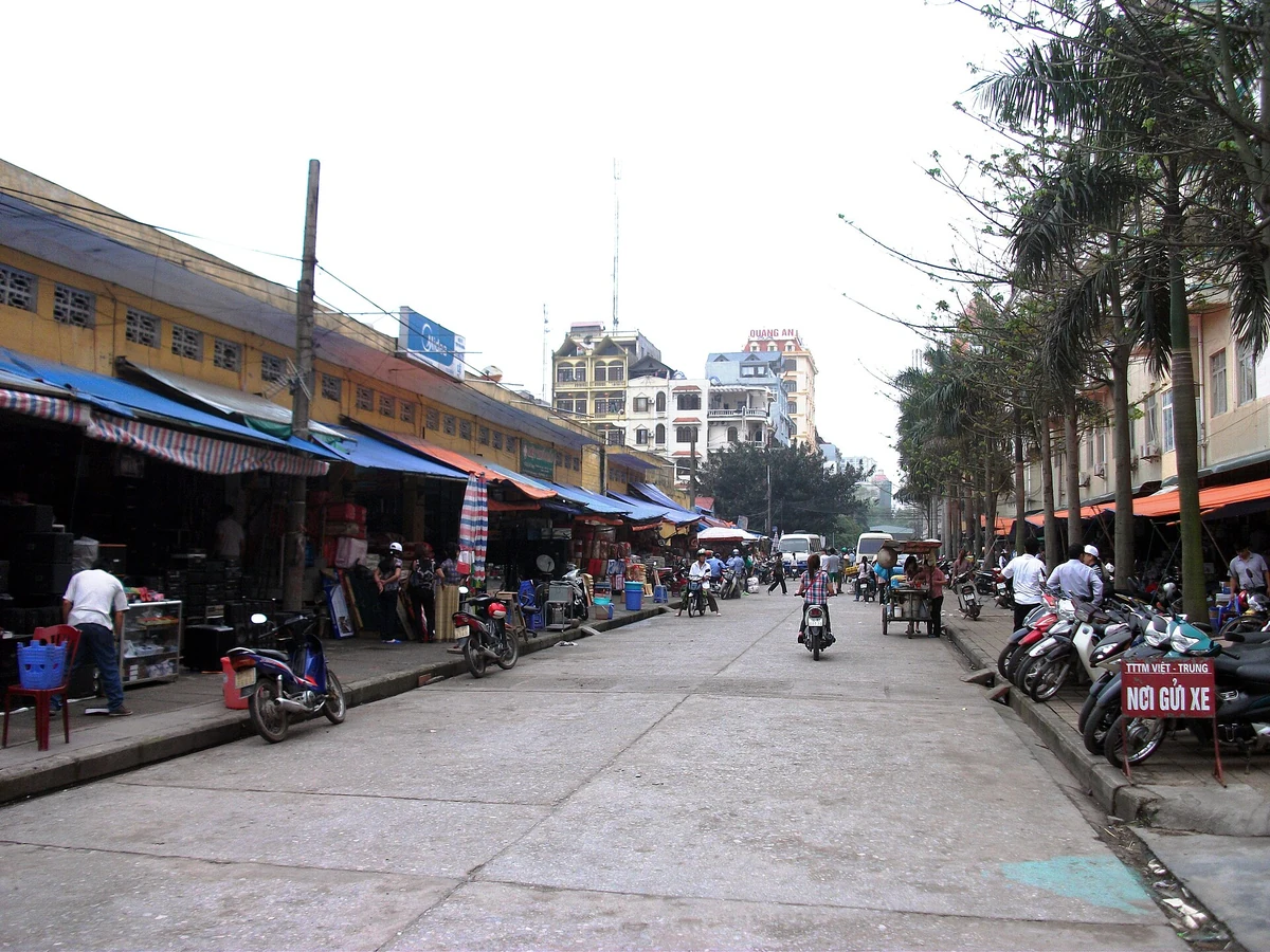 Một con đường ở chợ Móng Cái