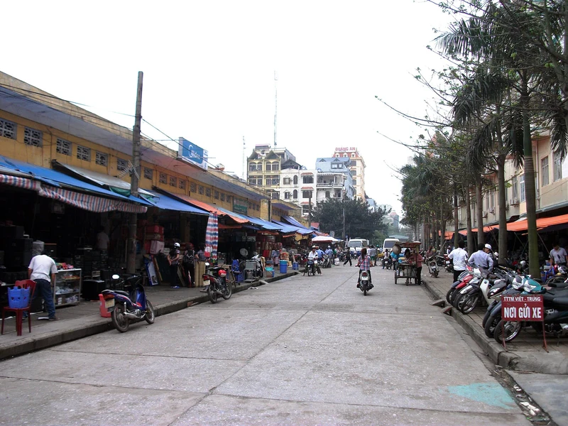 Một con đường ở chợ Móng Cái