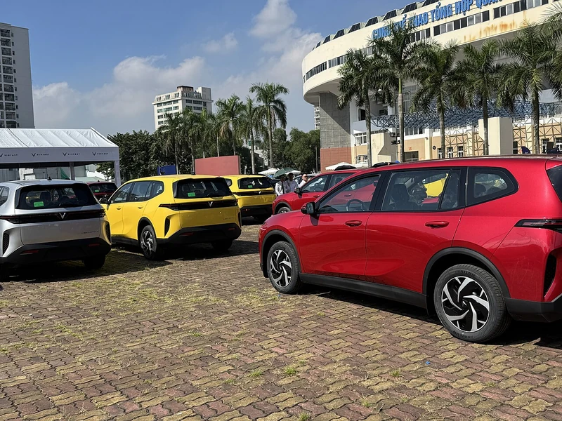 Các mẫu VinFast Limo Green tại Cung Thể thao Quần Ngựa