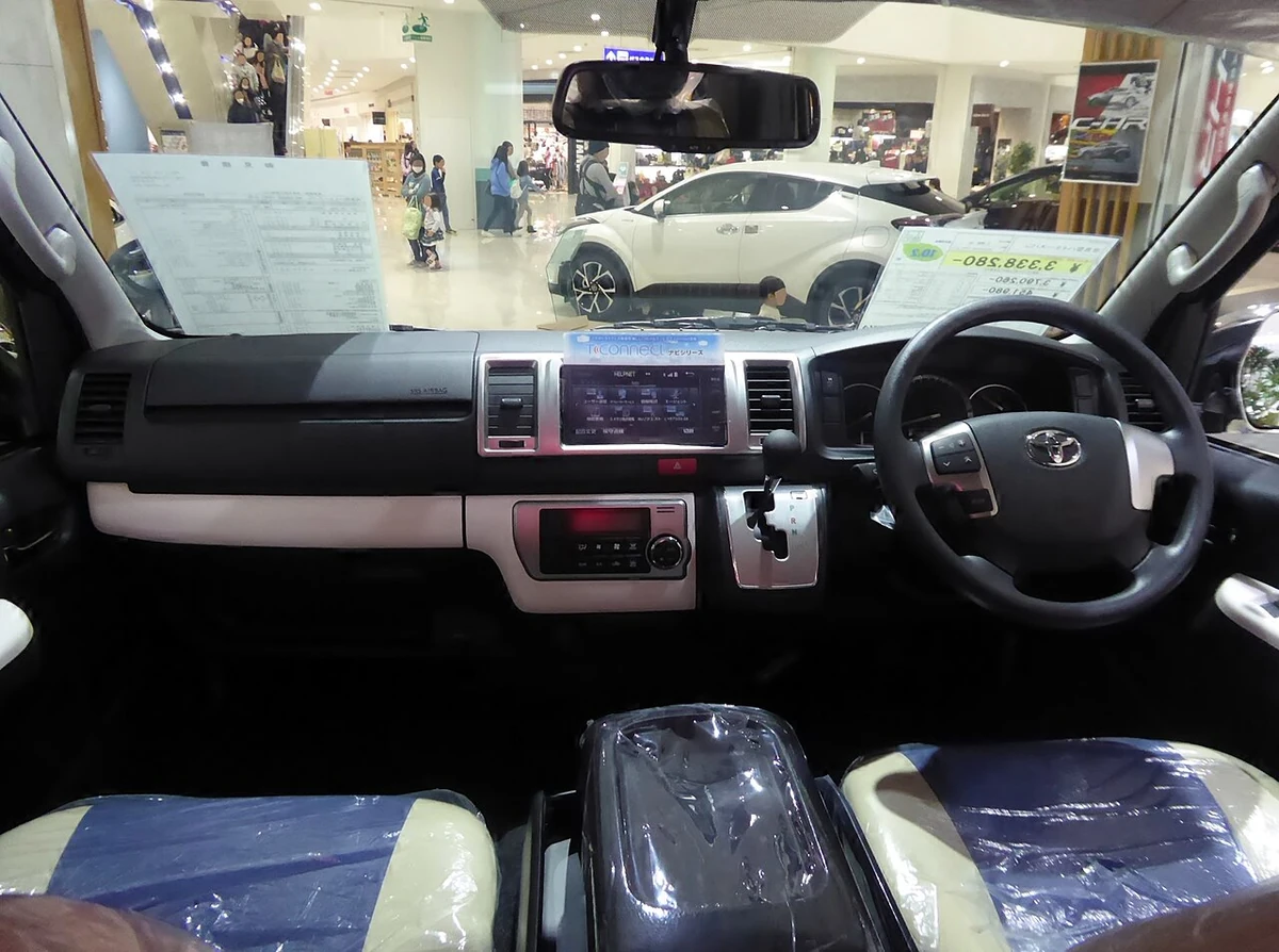 nội thất Toyota Hiace