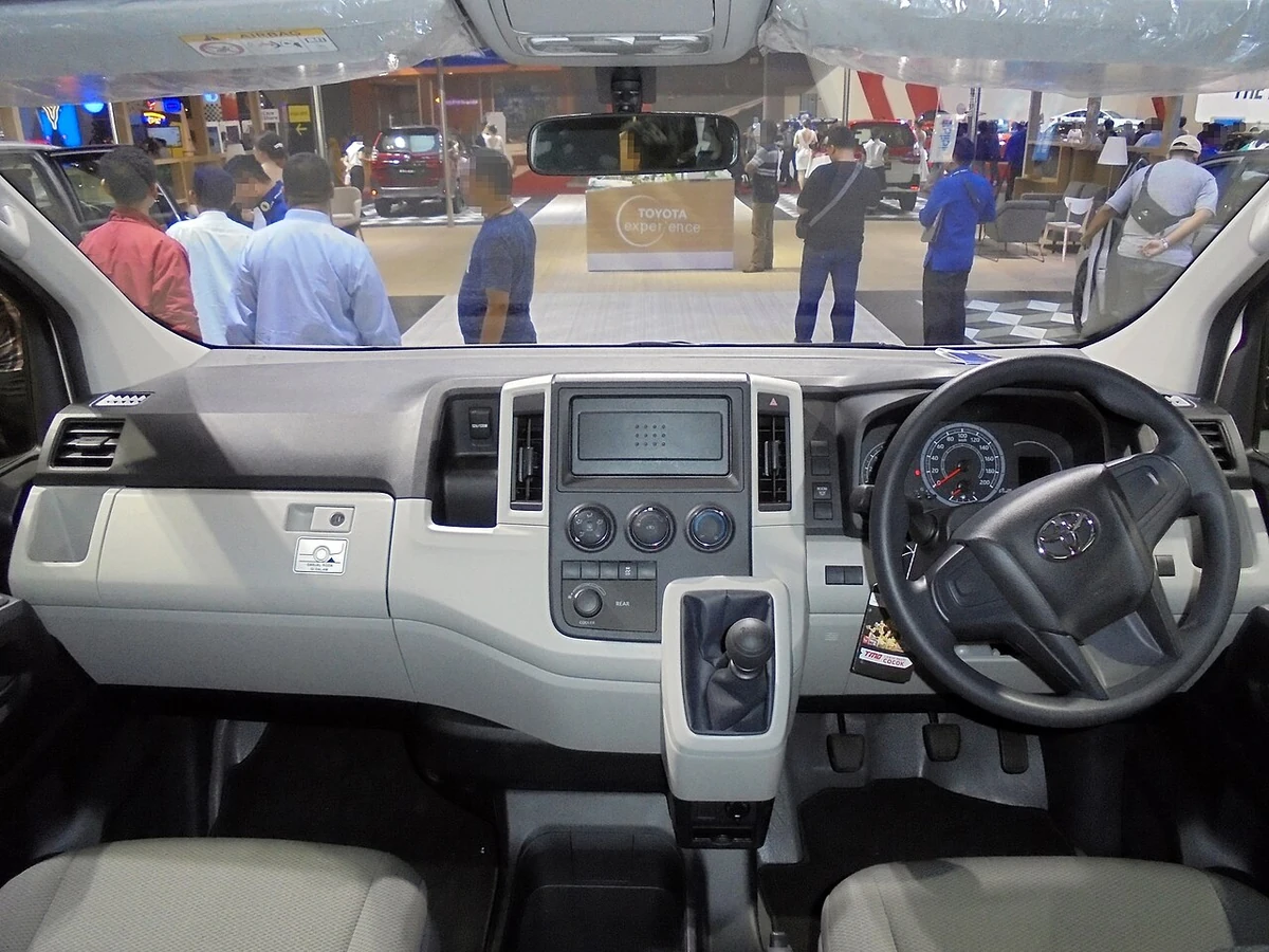 nội thất Toyota Hiace
