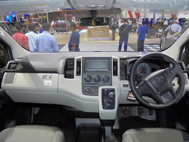 nội thất Toyota Hiace