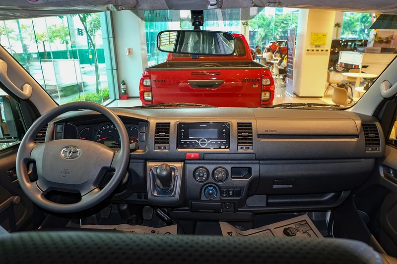 nội thất Toyota Hiace