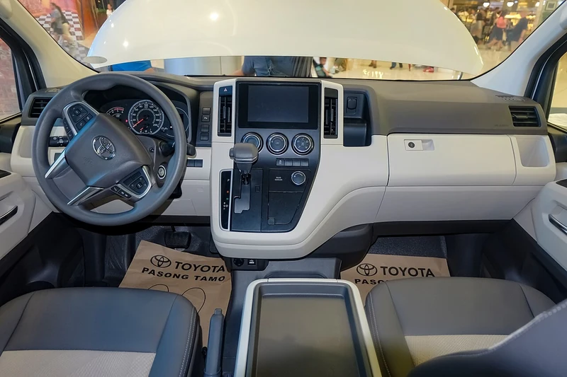 nội thất Toyota Hiace
