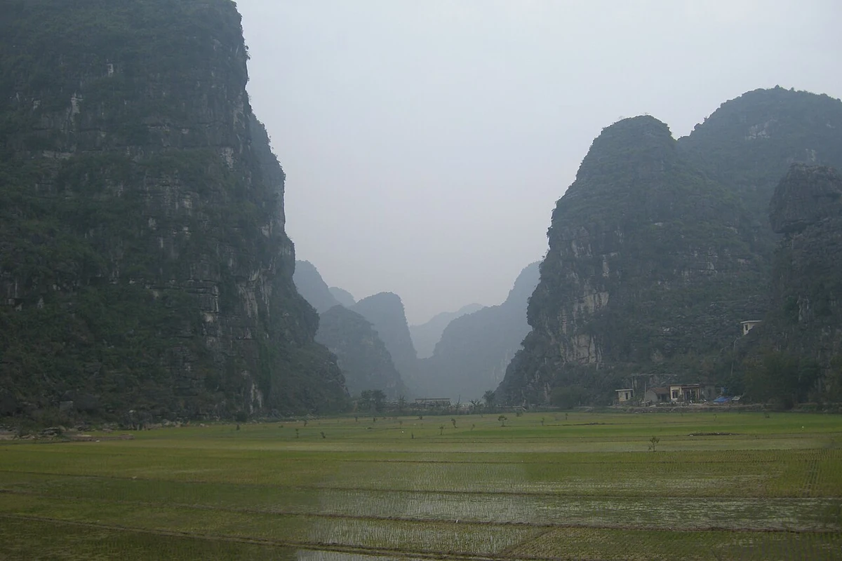 Núi đá vôi tại khu vực Tràng An, Ninh Bình