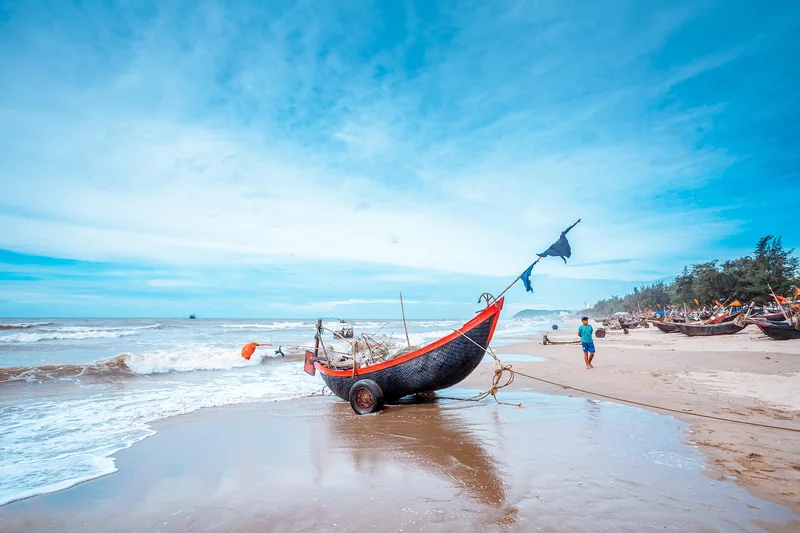 Thuyền đánh cá trên bờ biển Sầm Sơn
