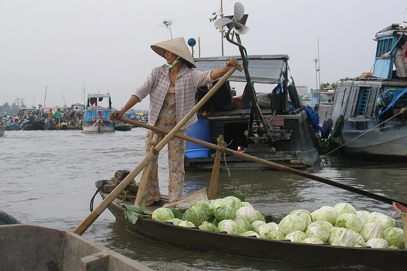 Thuyền bán hàng trên chợ nổi Cần Thơ