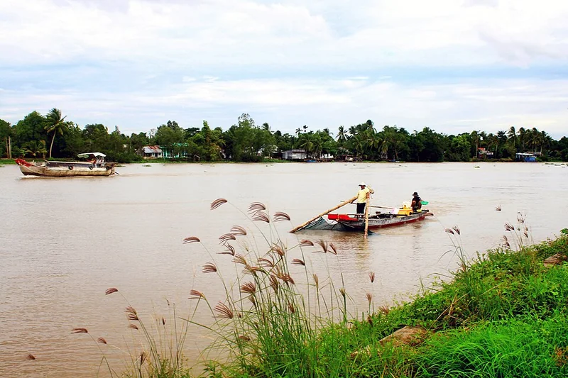 Thuyền trên sông Cần Thơ đoạn qua Mỹ Khánh