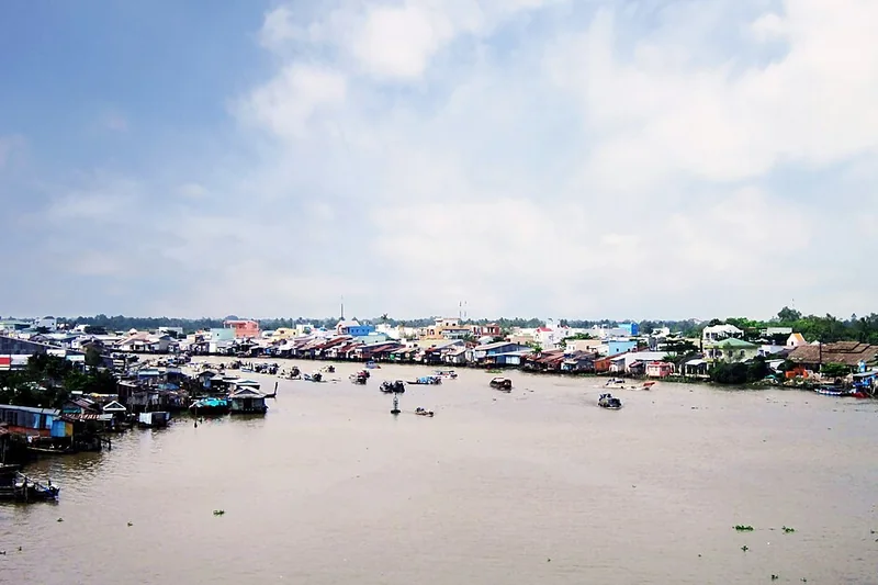Nhà ven bờ và thuyền trên sông Cần Thơ