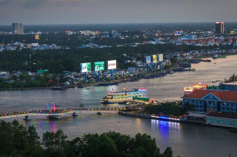 Cần Thơ bên sông khi lên đèn