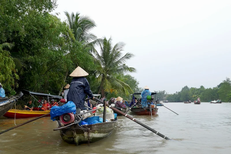 Thuyền và quang cảnh sông nước tại Cần Thơ