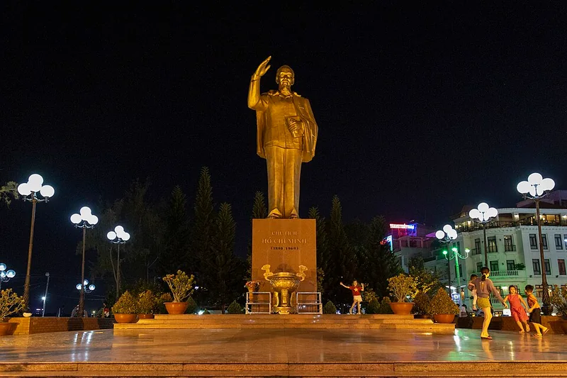 Tượng đài Chủ tịch Hồ Chí Minh tại Cần Thơ về đêm