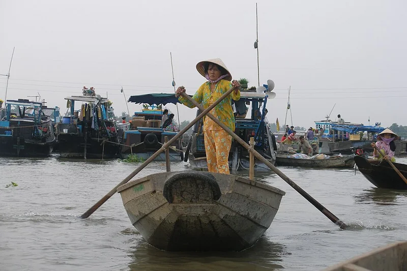 Thuyền chèo trên chợ nổi Cần Thơ