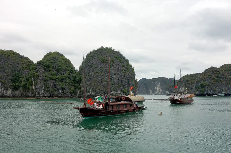 Thuyền du lịch giữa núi đá trên vịnh Lan Hạ
