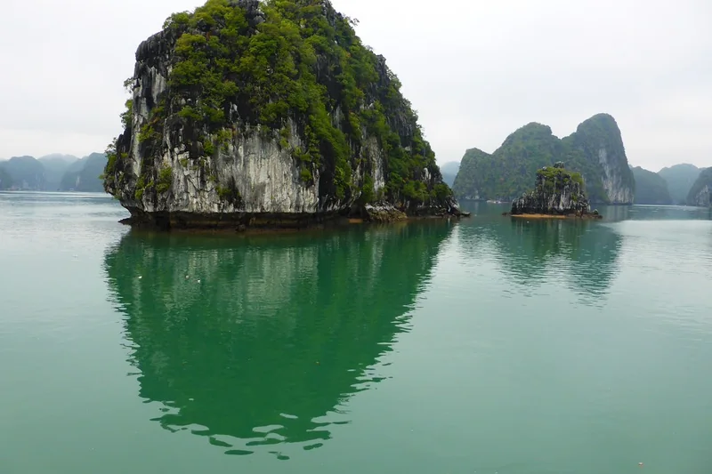 Đảo đá soi bóng xuống mặt nước vịnh Lan Hạ