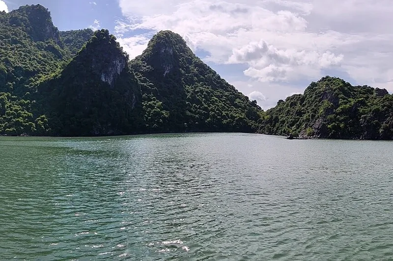 Núi đá và mặt nước xanh trên vịnh Lan Hạ