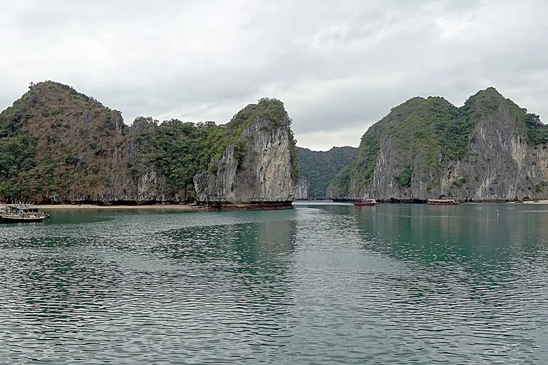 Núi đá vôi trên vịnh Lan Hạ