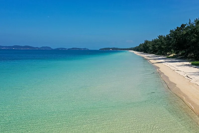 Bãi biển Hồng Vàn trên đảo Cô Tô
