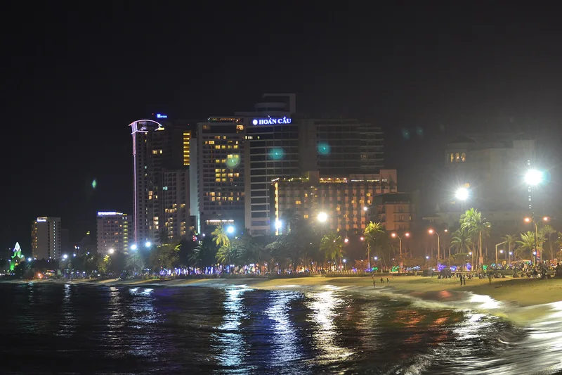 Nha Trang về đêm nhìn từ bờ biển