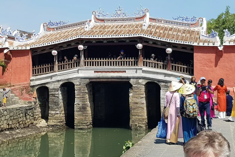 Chùa Cầu Hội An và khách tham quan
