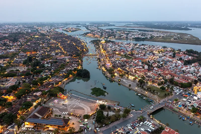 Phố cổ Hội An và dòng sông lúc lên đèn, nhìn từ trên cao