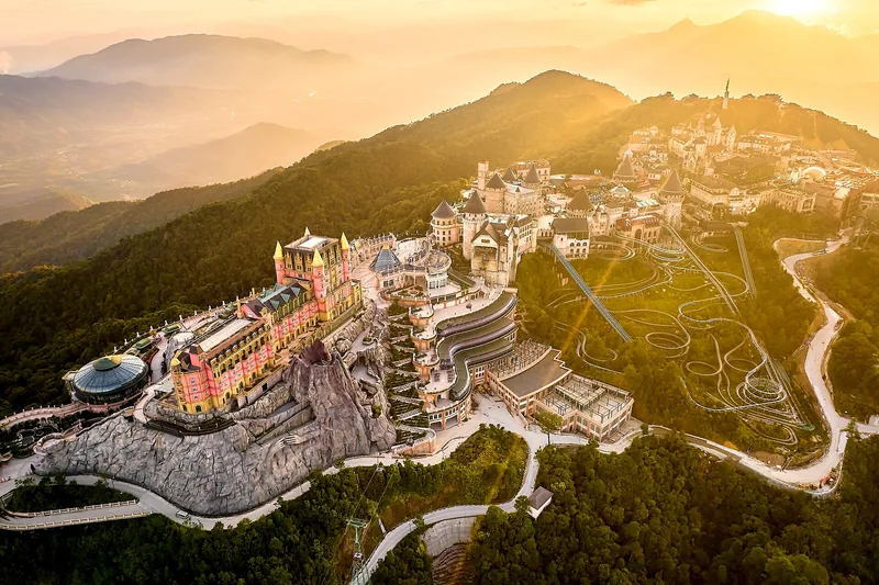 Toàn cảnh Bà Nà Hills giữa các lớp núi trong ánh nắng chiều