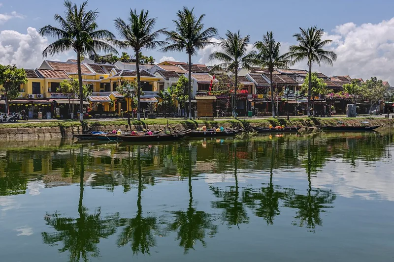 Hàng dừa và nhà cổ soi bóng bên dòng nước ở Hội An