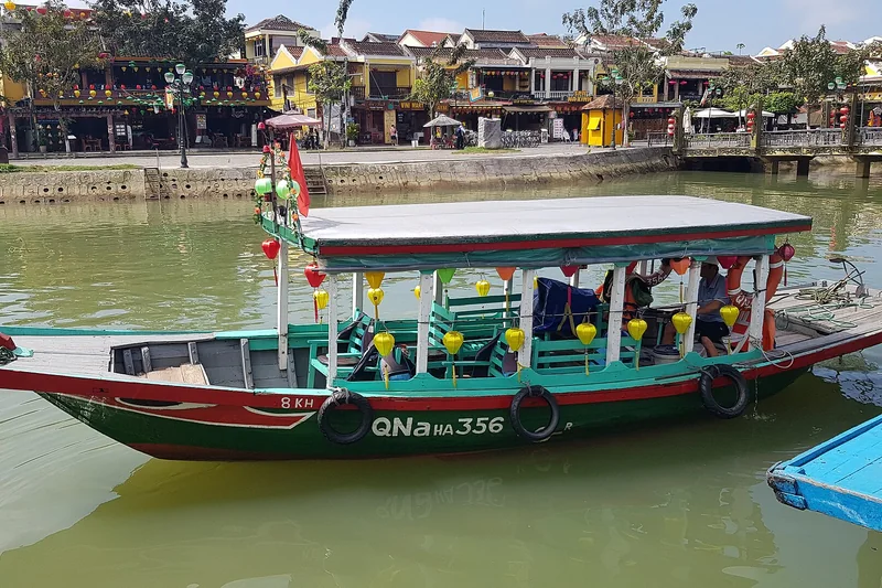 Thuyền du lịch bên phố cổ Hội An