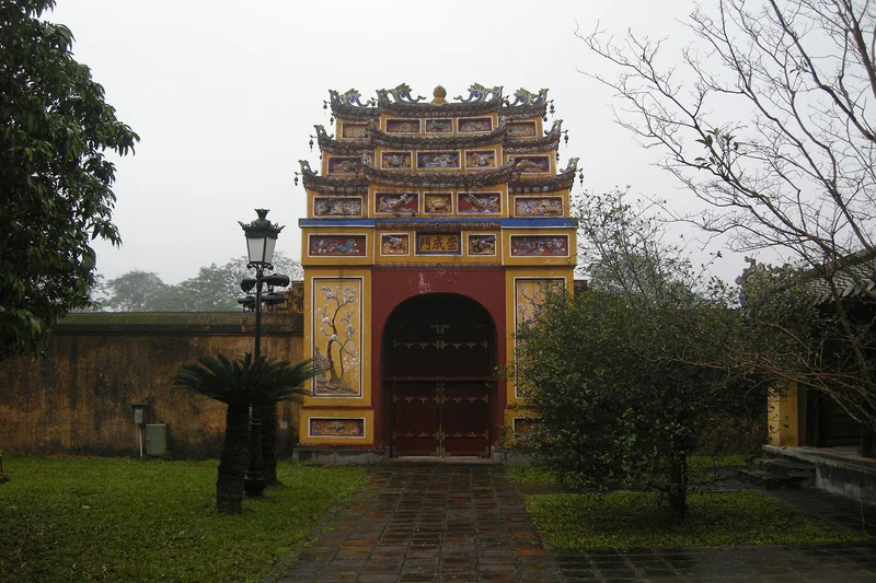 Cổng thành cổ trong Đại Nội Huế