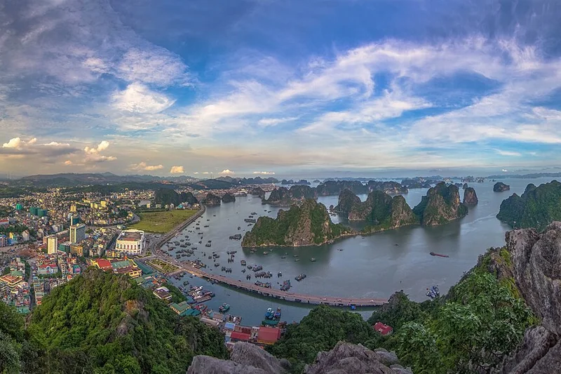 Hạ Long — cảnh điểm đến trong hành trình