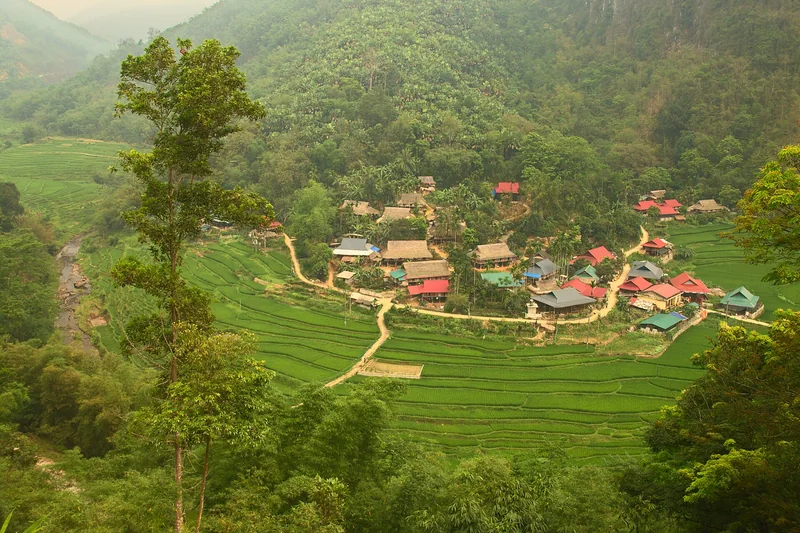 Bản làng và ruộng bậc thang ở Pù Luông