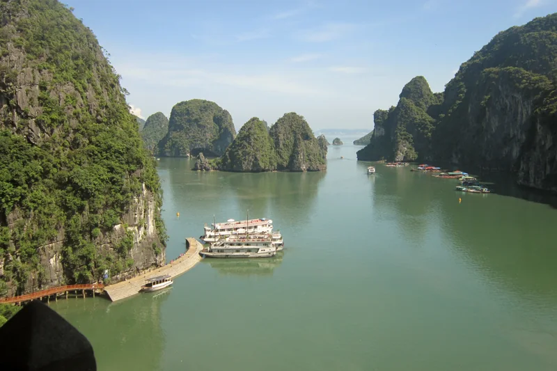 Đảo đá và tàu tham quan trên làn nước xanh của vịnh Hạ Long