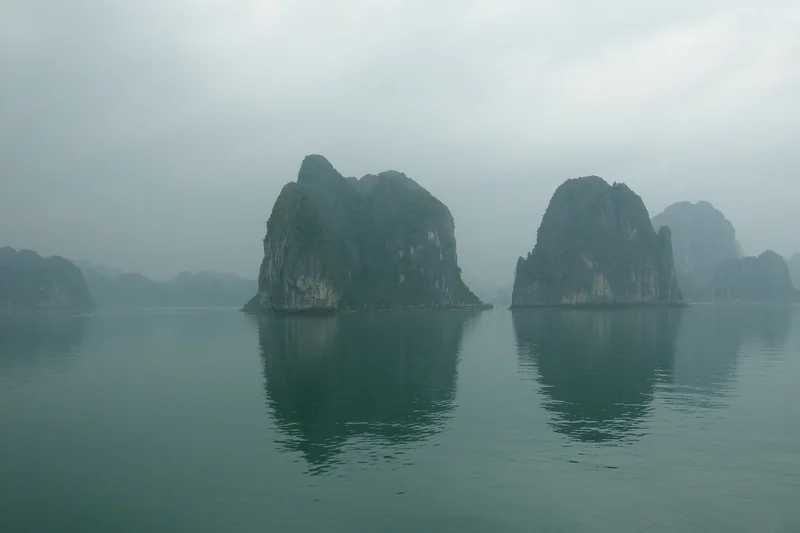 Núi đá vôi trong sương trên vịnh Hạ Long