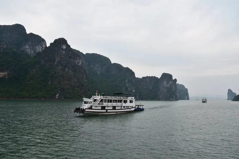 Hạ Long – cảnh điểm đến trong hành trình