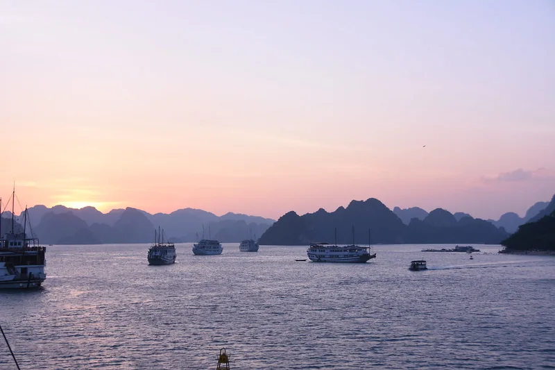 Hạ Long – cảnh điểm đến trong hành trình
