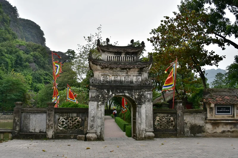 Cổng khu di tích cố đô Hoa Lư ở Ninh Bình
