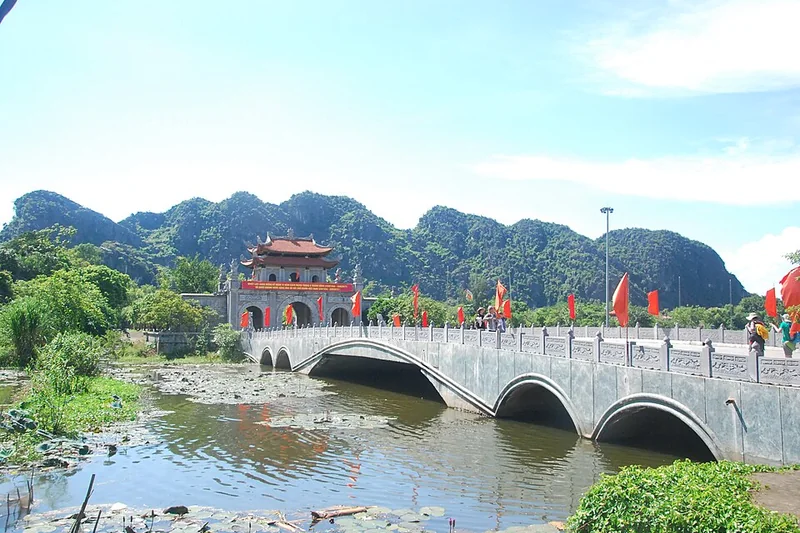 Cầu đá trong khu di tích cố đô Hoa Lư