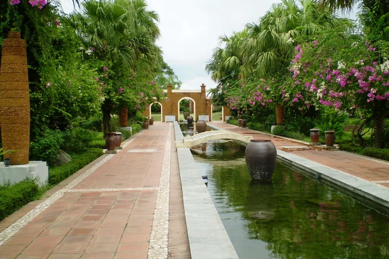 Khuôn viên Asean Resort với lối dạo, cây xanh và hồ cảnh quan