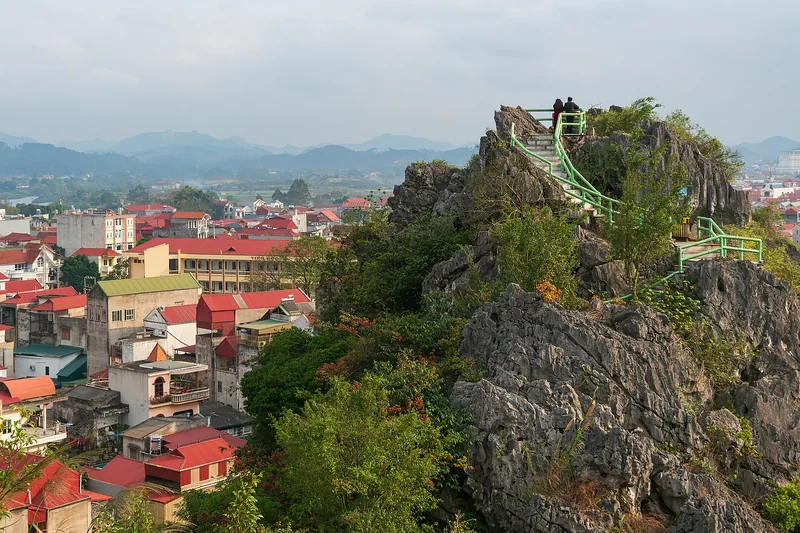 Thành phố Lạng Sơn và núi Phai Vệ