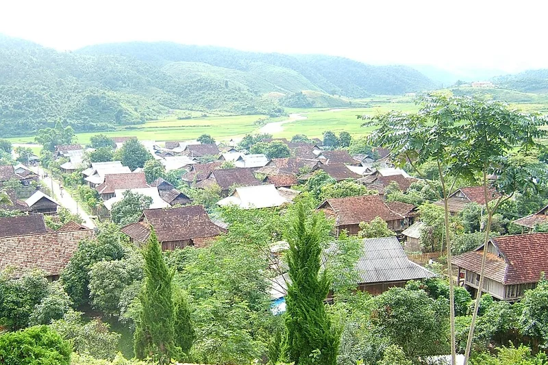 Bản làng và nhà sàn giữa thung lũng Mộc Châu