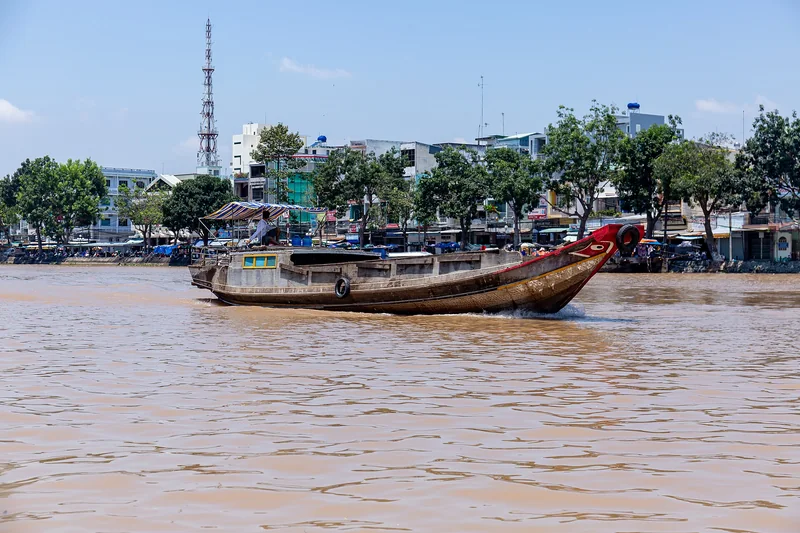 Ghe gỗ trên sông Bến Tre ở miền Tây