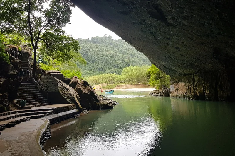 Cửa hang và dòng nước tại khu vực Phong Nha