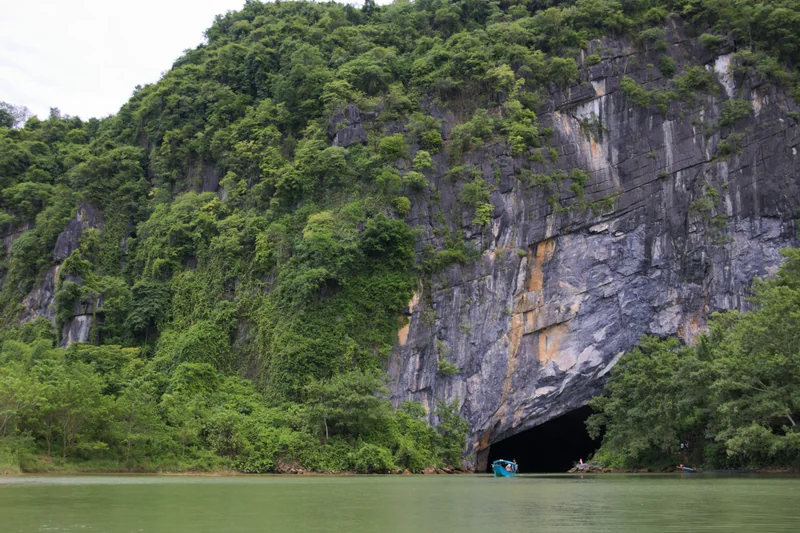 Cửa động Phong Nha bên dòng sông