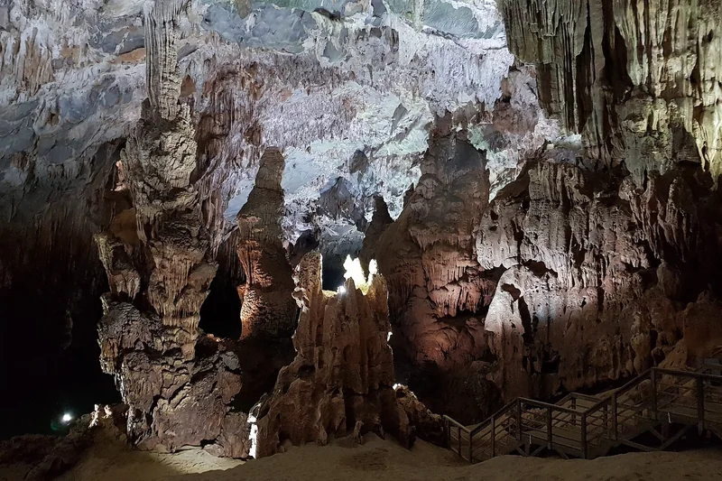 Thạch nhũ và không gian bên trong động Phong Nha