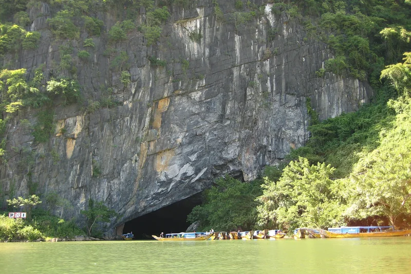 Cửa động Phong Nha bên dòng sông