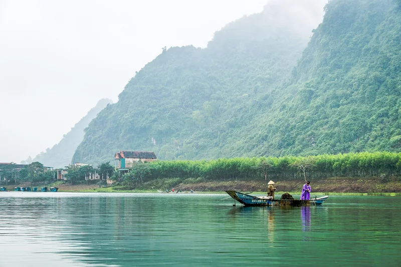 Thuyền du lịch trên dòng sông gần động Phong Nha