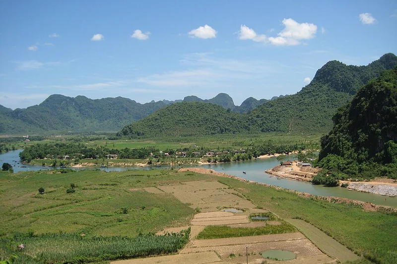 Cánh đồng và núi đá ở Phong Nha