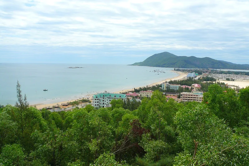 Bờ biển Thiên Cầm và vùng núi phía xa